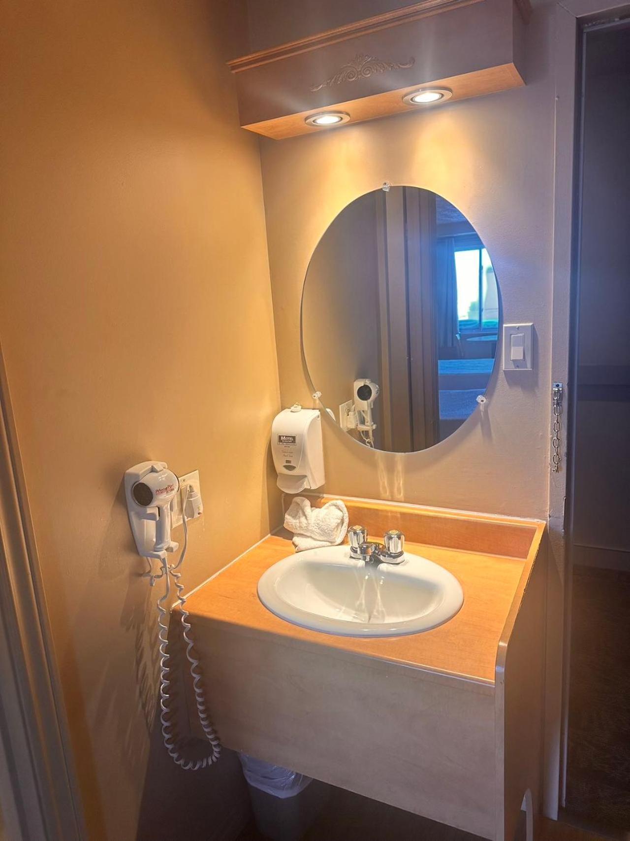 Travelodge By Wyndham Drummondville Dış mekan fotoğraf